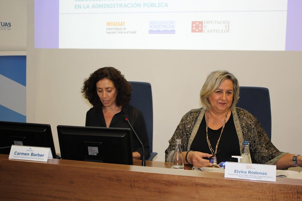 La directora gerente de Unión de Mutuas, Carmen Barber, y la directora del INVASSAT, Elvira Ródenas, inauguran la Jornada